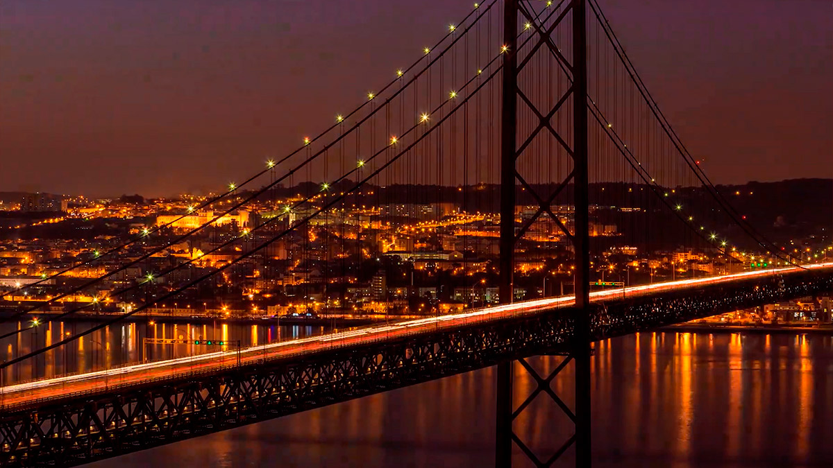 vista noturna de Lisboa com destaque para a ponte 25 de Abril