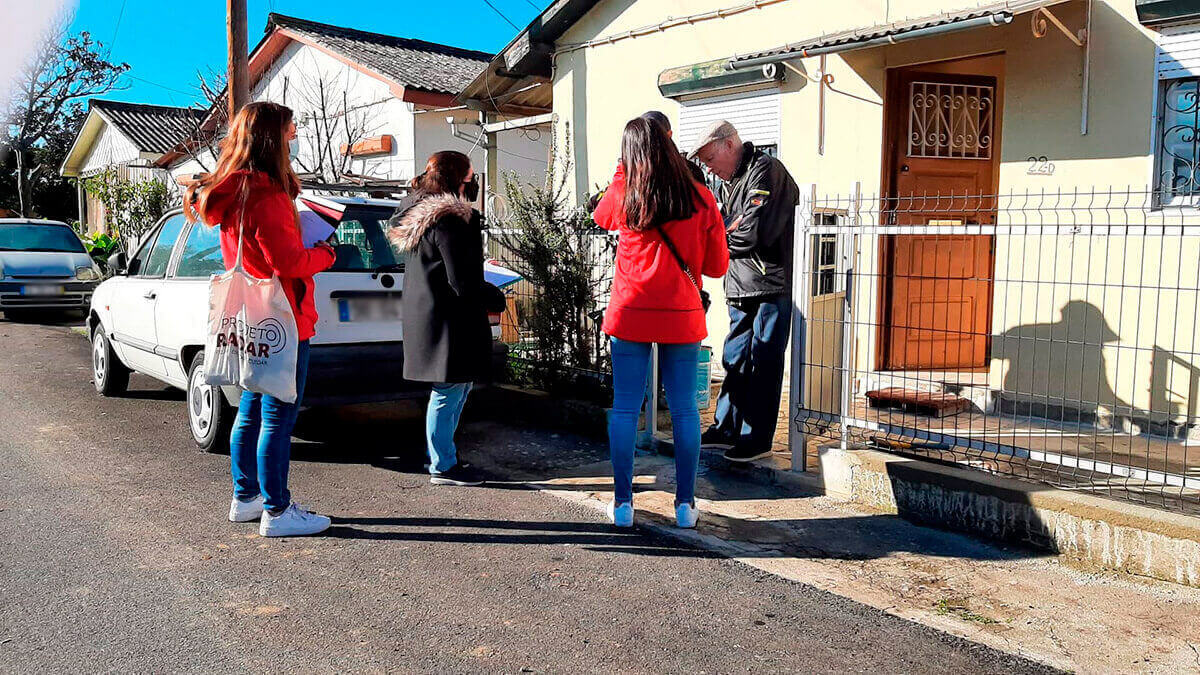 radares a conversarem com senhor à porta de sua casa