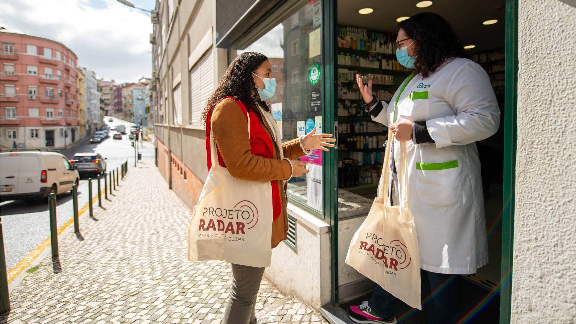 Filipa Costa a conversar com rapariga do Radar