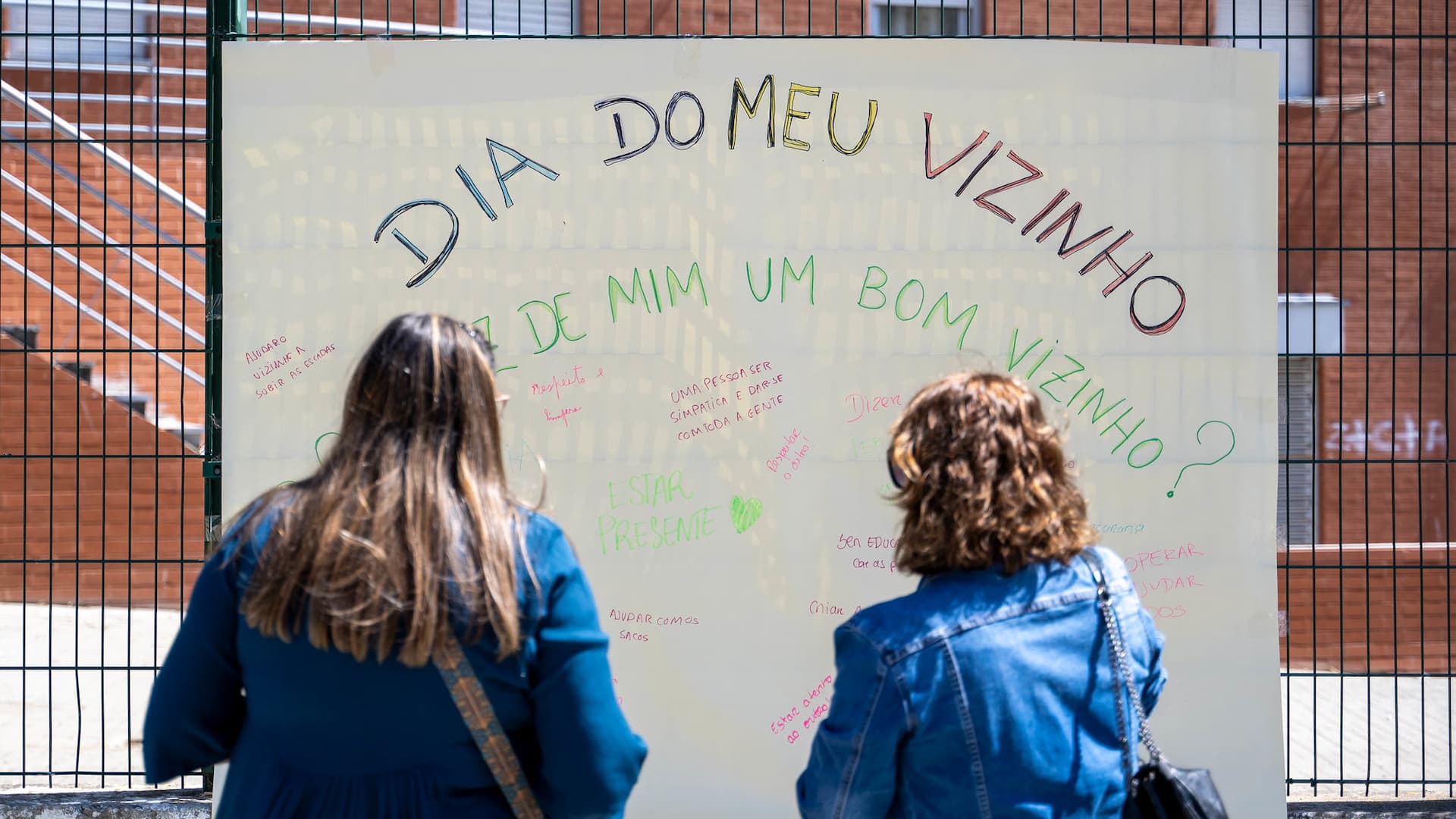 Cartaz em parede com a frase "Dia do meu vizinho"