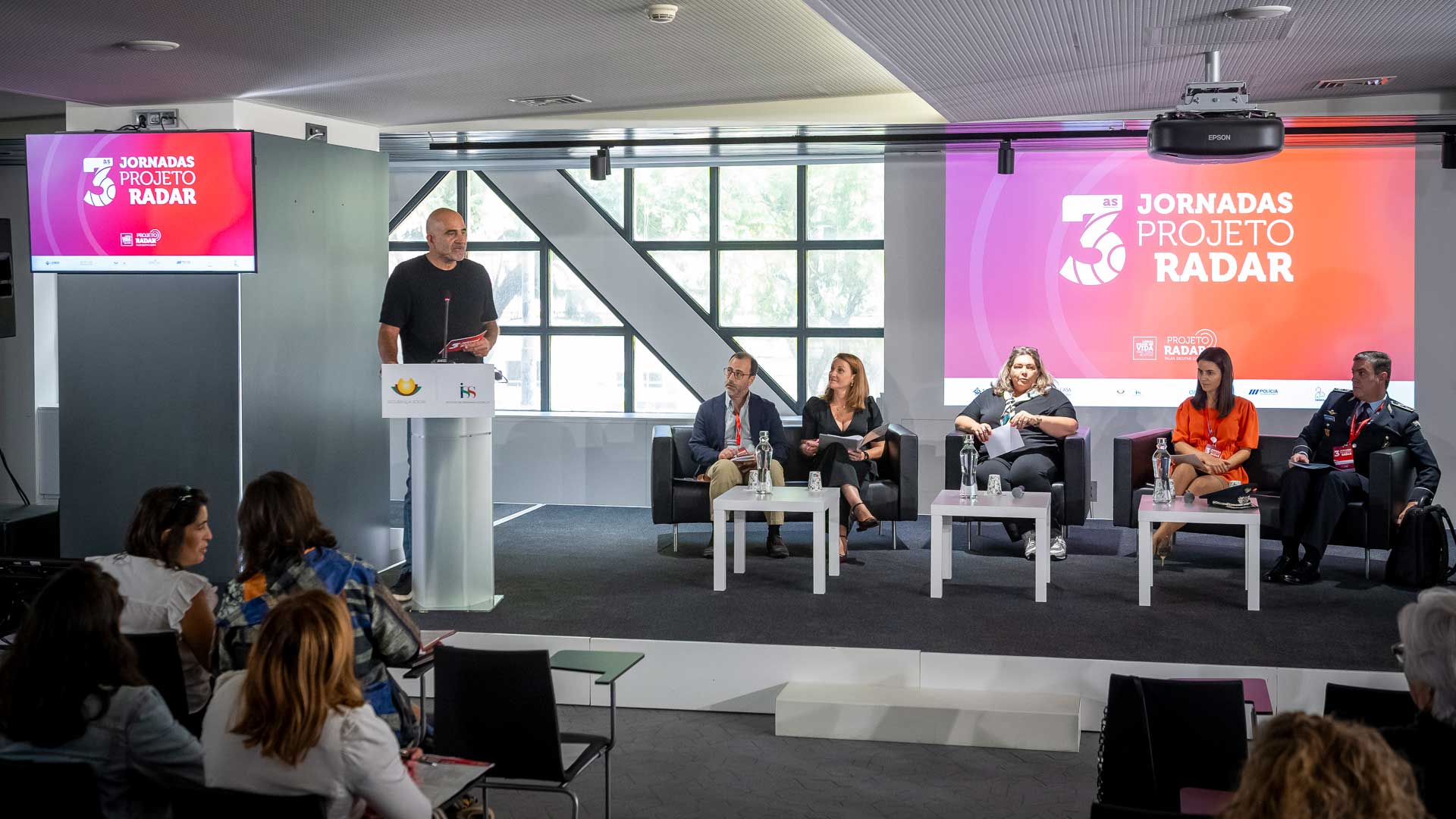 Mário Rui André, Coordenador do projeto RADAR, discursa para sala cheia