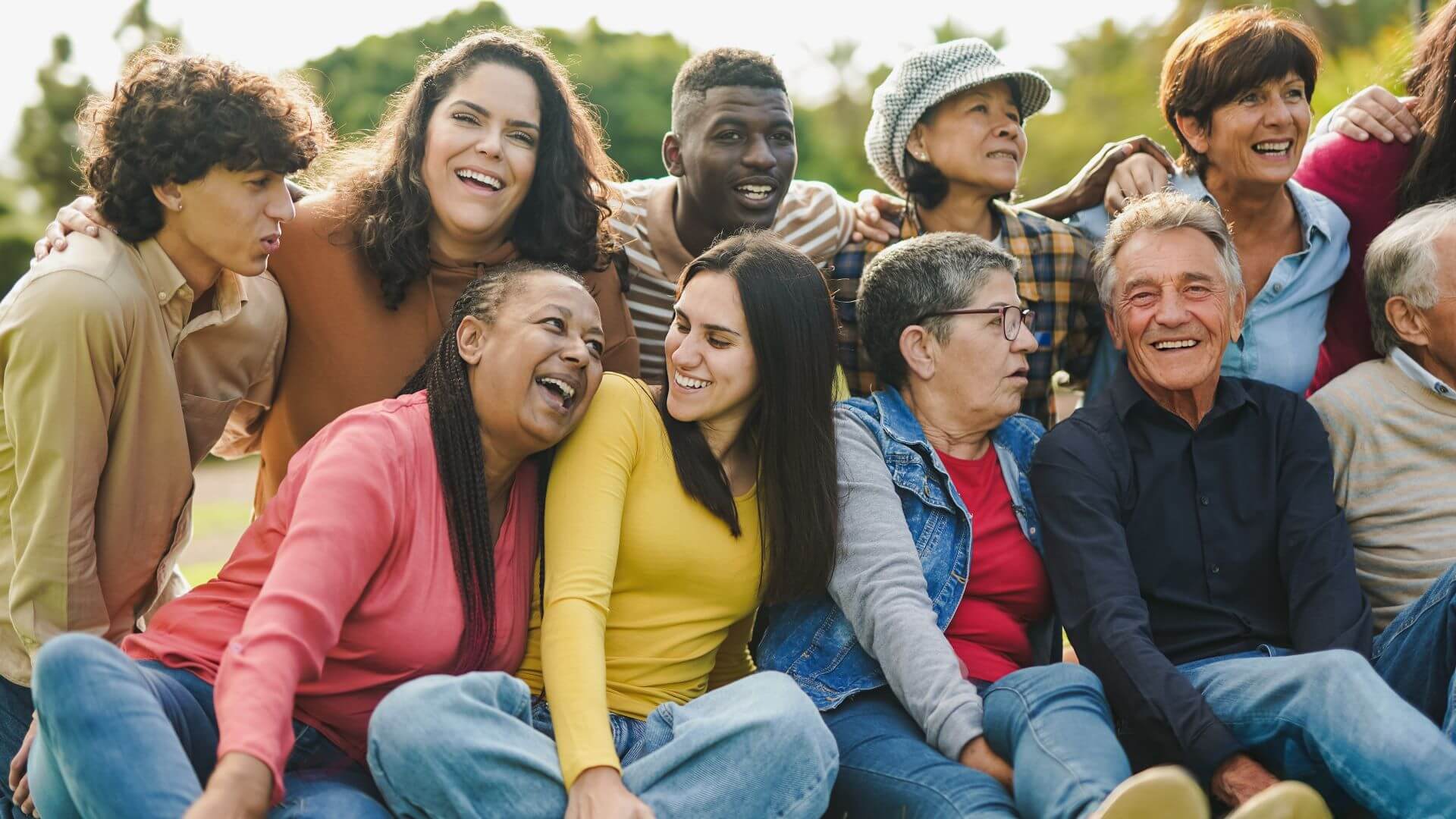 foto de grupo com pessoas de várias faixas etárias