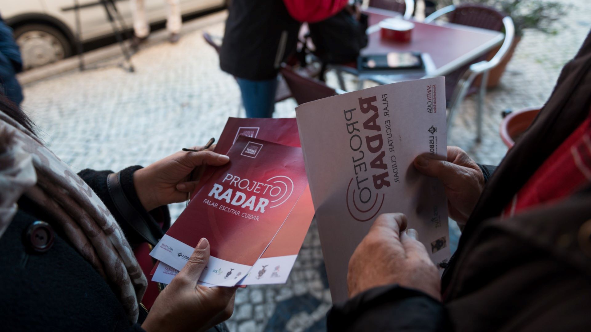 Panfeltos do Radar nas mãos de pessoas