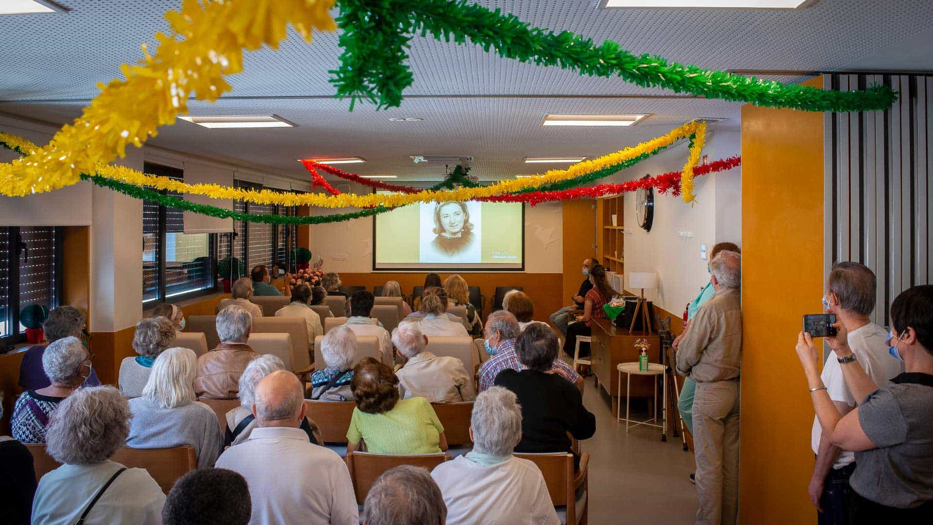 Sala com decoração destiva no Centro Intergeracional Ferreira Borges