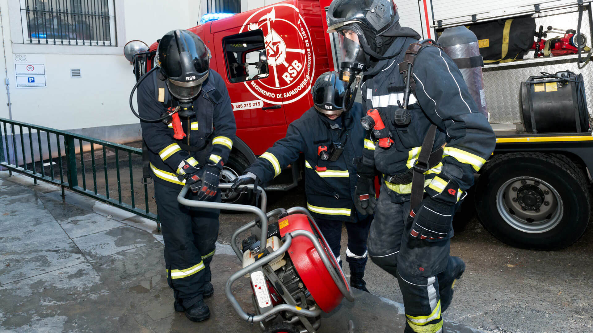 Regimento de Sapadores Bombeiros em ação na cidade de Lisboa