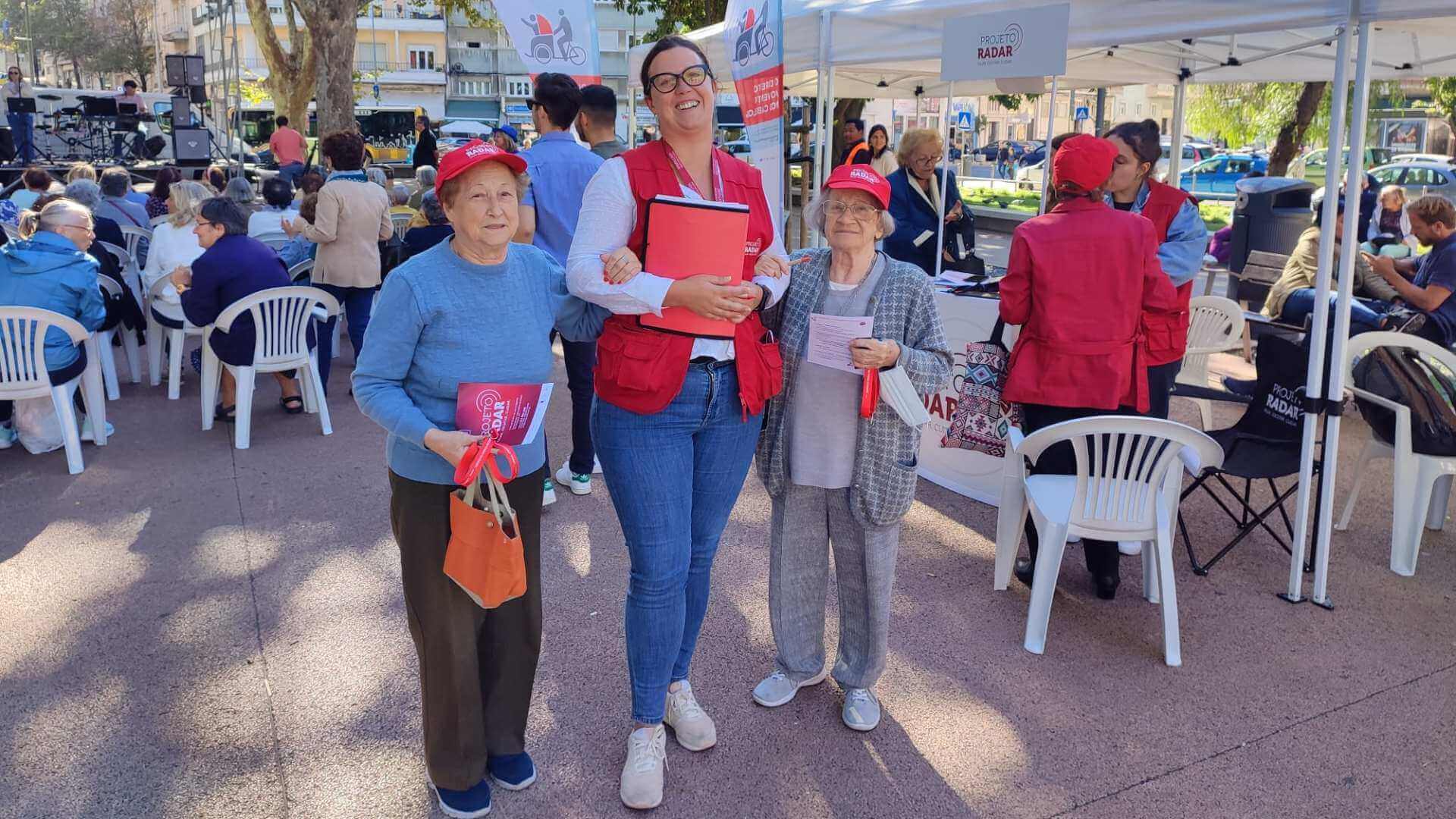 Idosas com voluntária do Radar