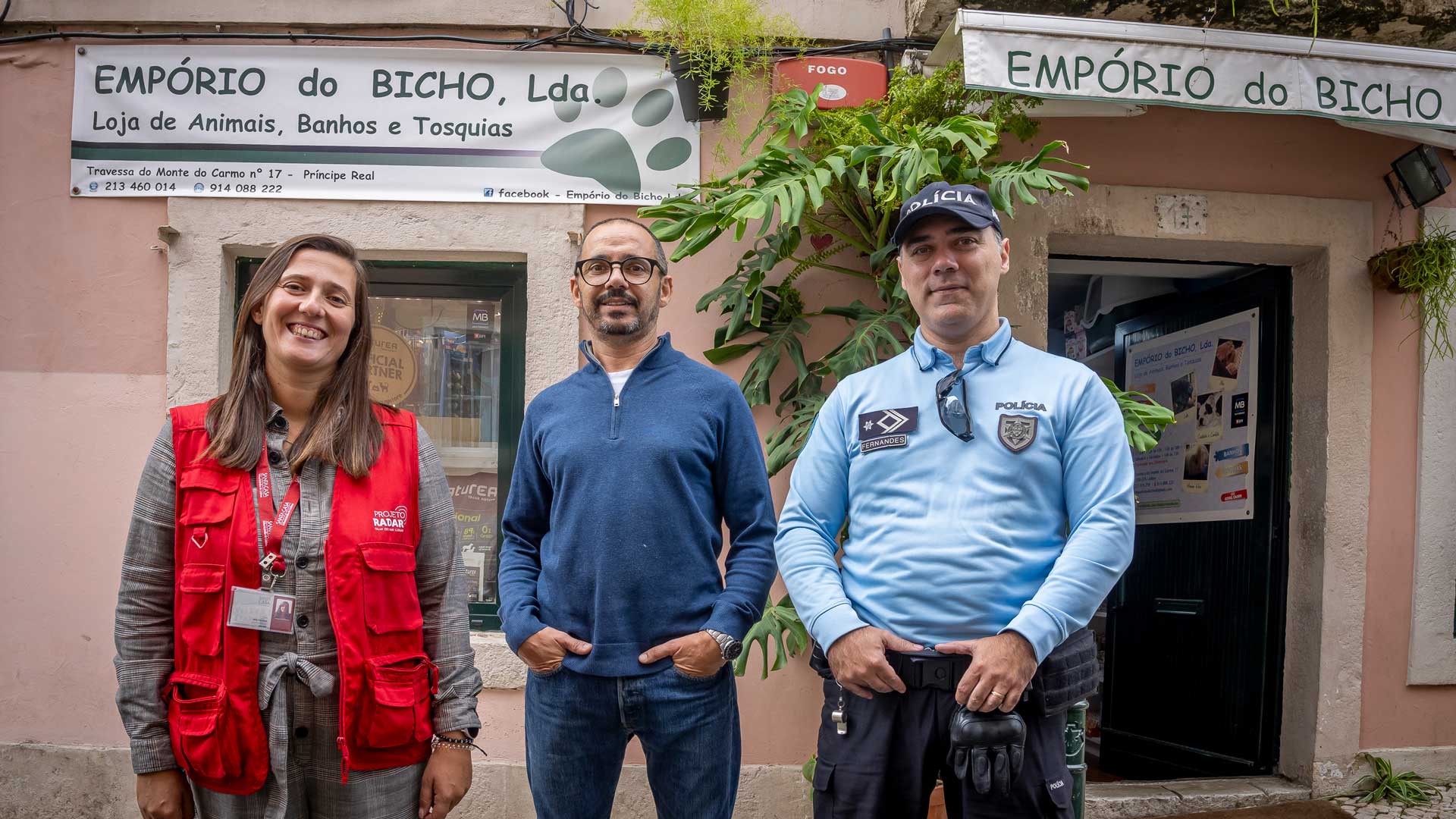 emporio-do-bicho-02 Rui Miguel, proprietário da loja, com agente da PSP e voluntária do Radar