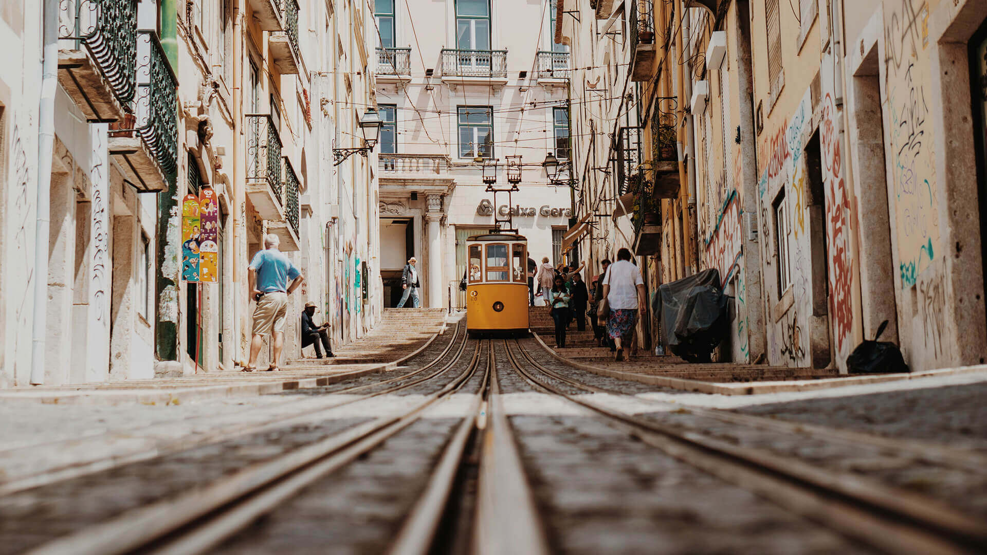 feat-contactos-2-2oppHSFvTJY-unsplash Ascensor da Bica parado no topo com pessoas a andar no passeio