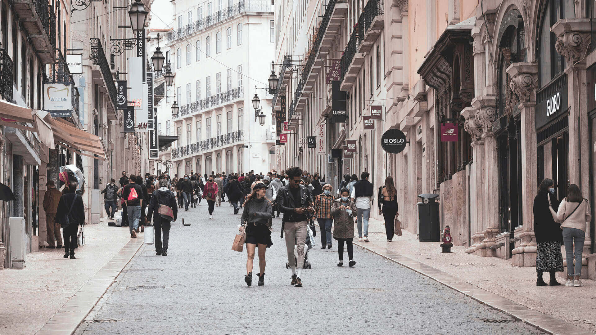 feat-hp-zXfpoxHnxrs Várias pessoas a andar pelo Chiado