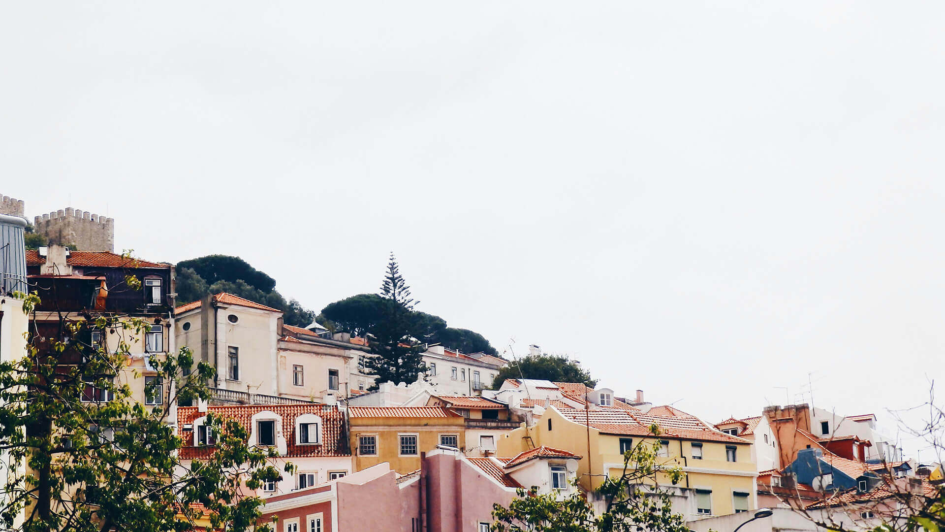 Vista de fachadas e telhados de casas em Lisboa