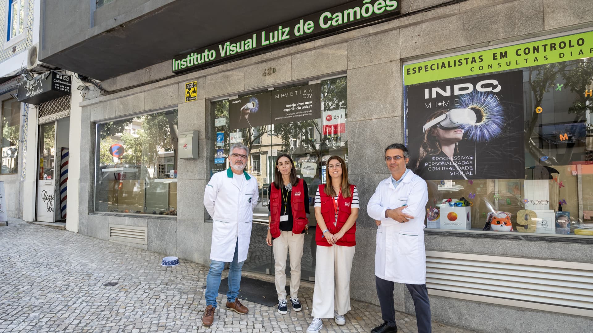 Carlos Alves e Jorge Coimbra., sócios do Instituto Visual Luiz de Camões, e voluntários do Radar à porta do Instituto