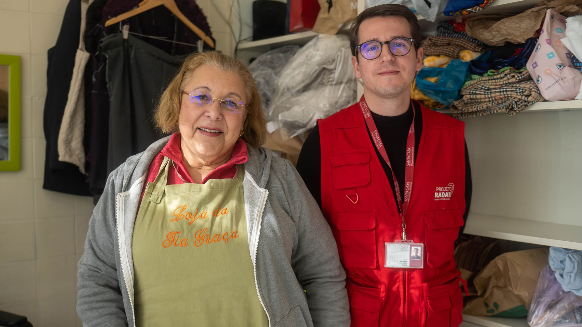 Maria da Graça e voluntário do Radar