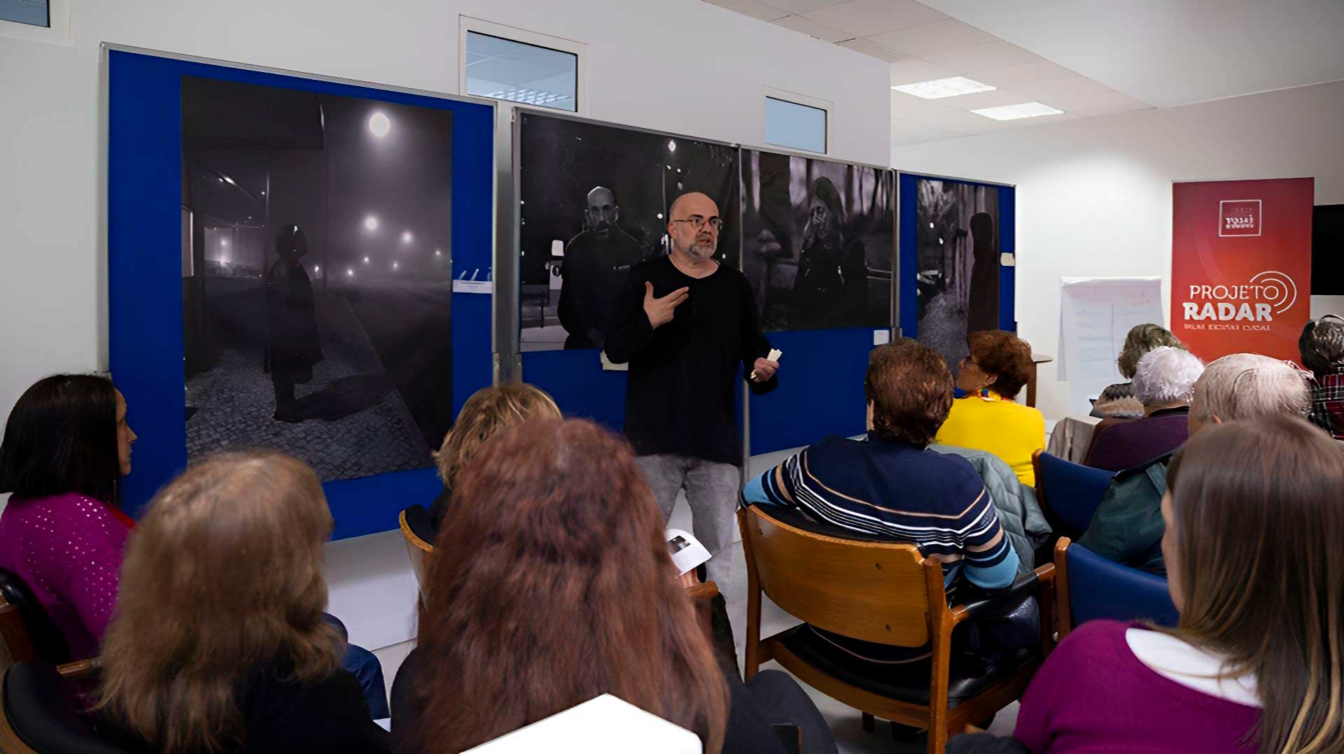 exposição “Quando a cidade ainda dorme” disponível no Espaço CLIC-LX com sala cheia de pessoas