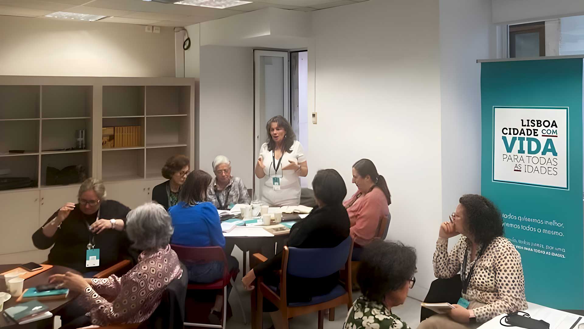 reunião com pessoas sentadas à volta de mesas