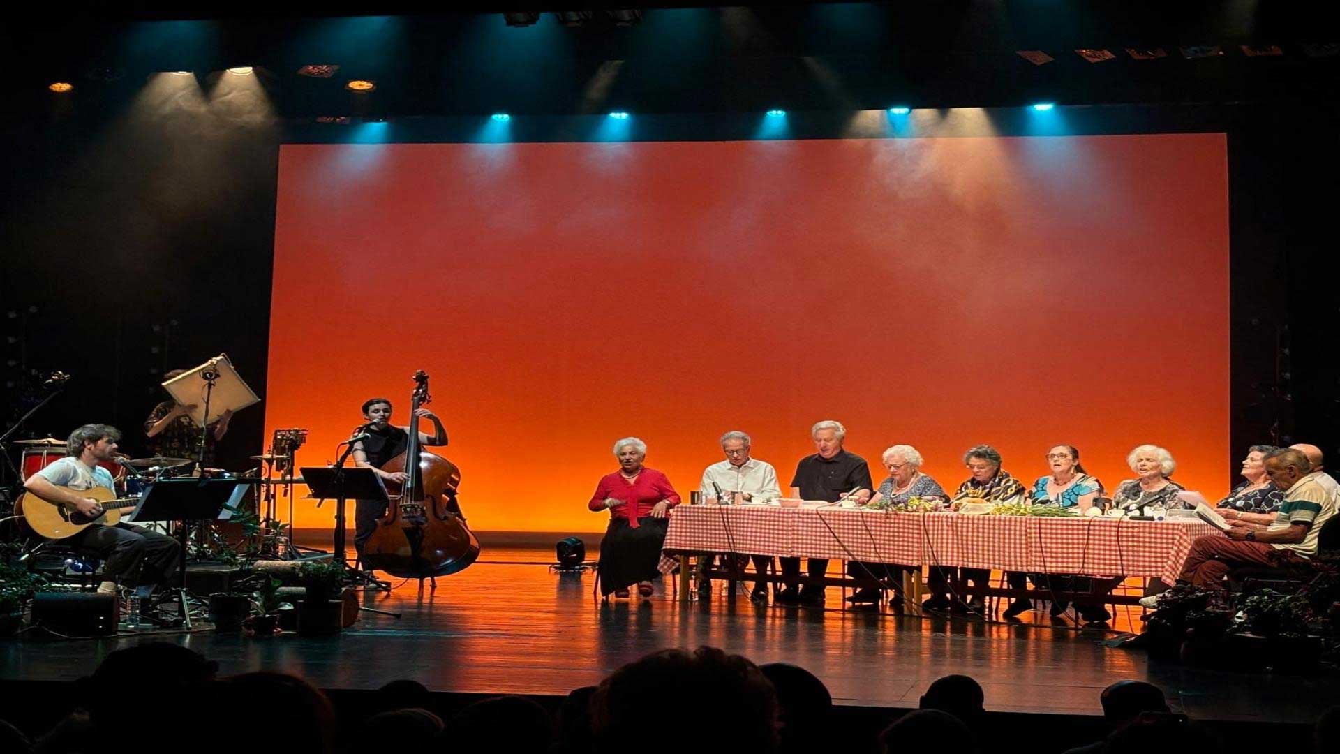 Moradores no palco do espectaculo Quatro Quadras Soltas