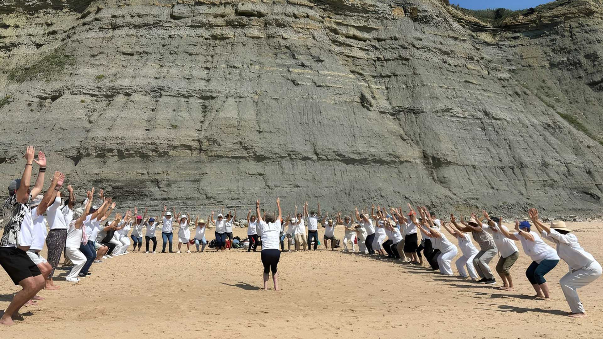 Utentes da Util fazem ginástica na praia