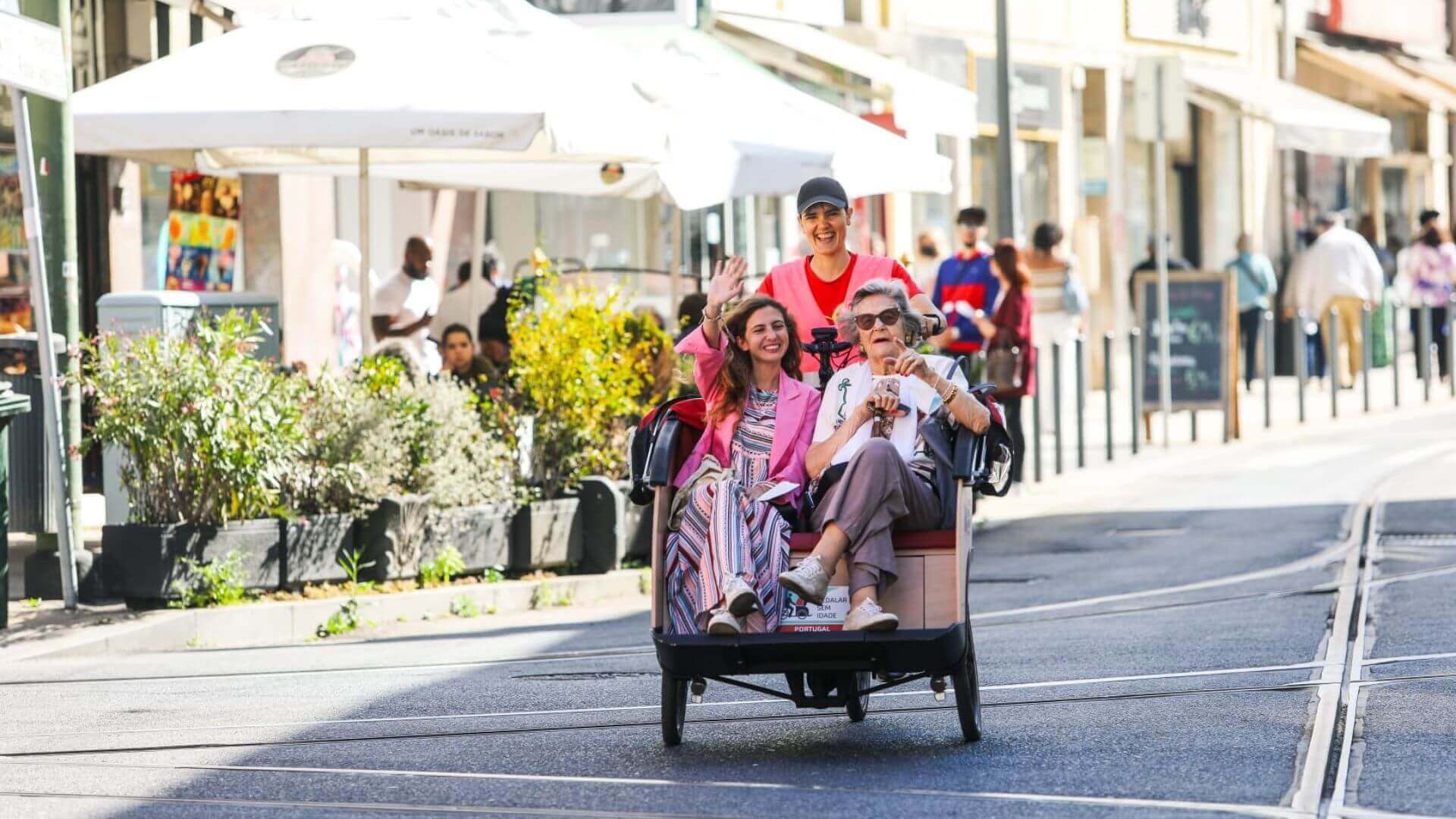 Passeio de trishaw com rapariga e senhora de idade.