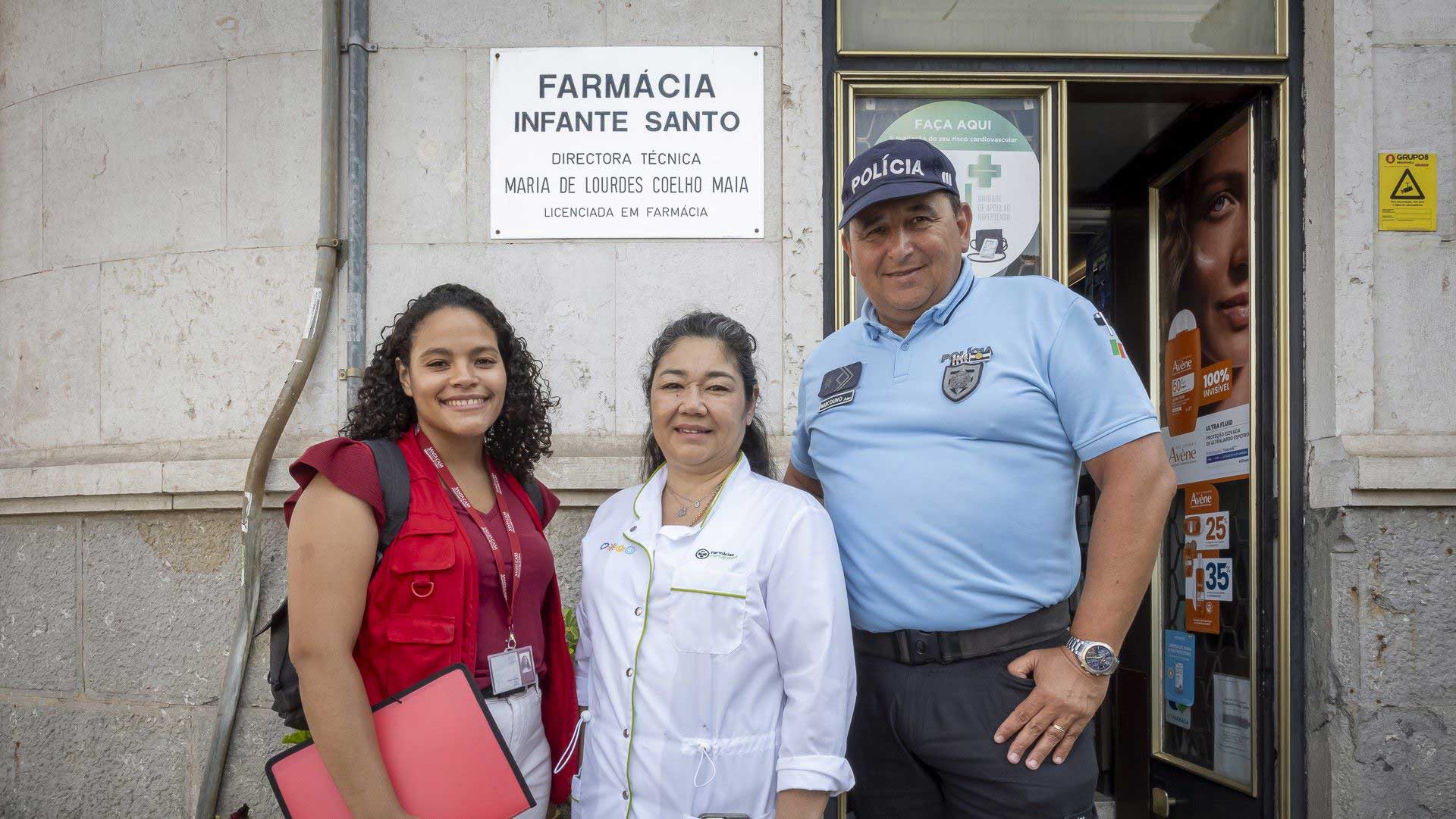 Andreia Rodrigues, Voluntária do Radar e elmento da PSP, à porta da Farmácia Infante Santo