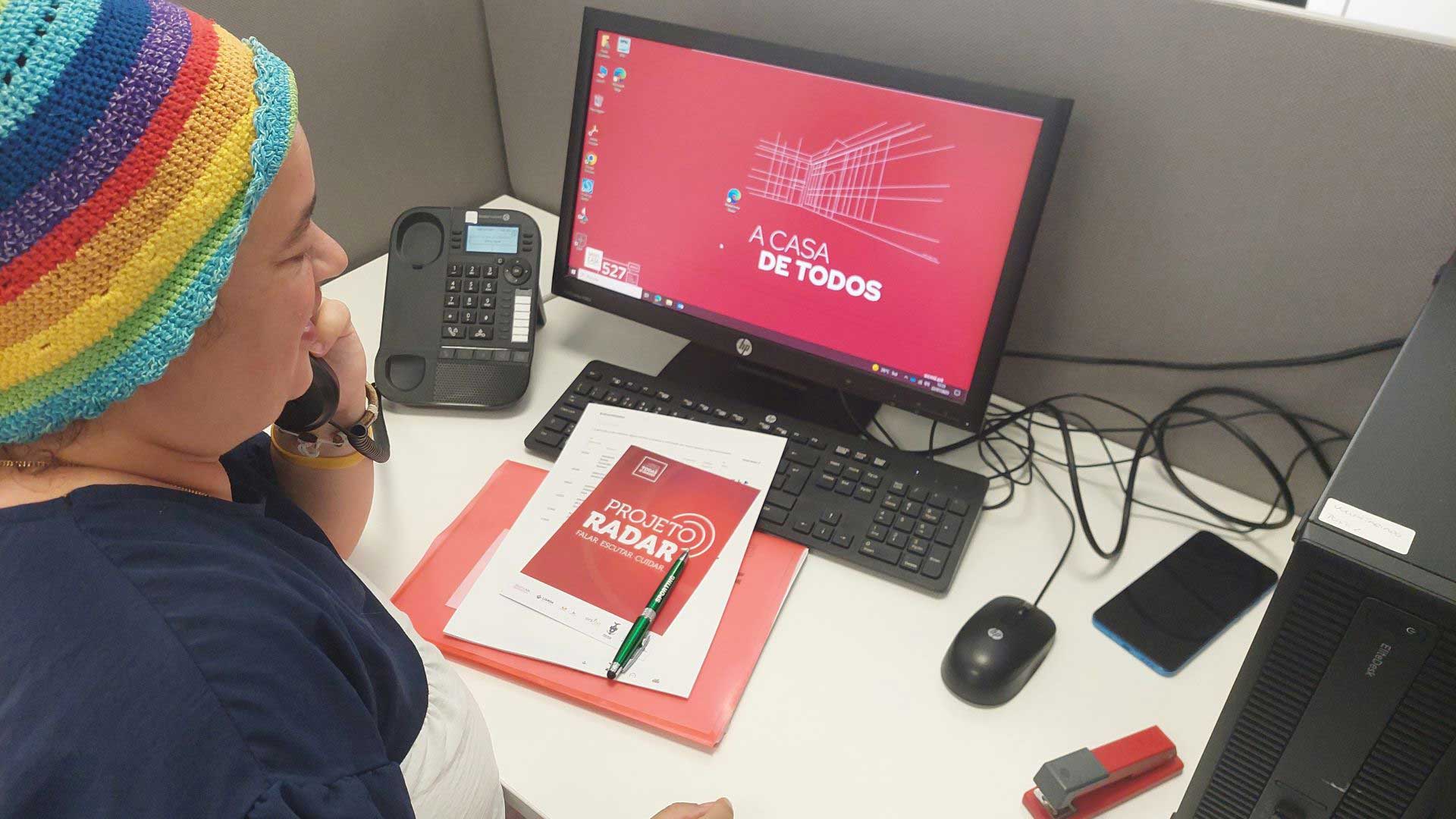 Voluntária do RADAR atende telefone