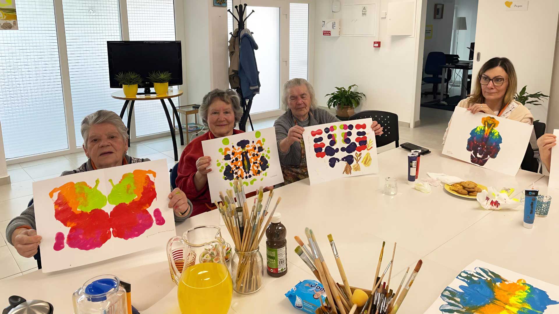 Séniores seguram pinturas feitas por si