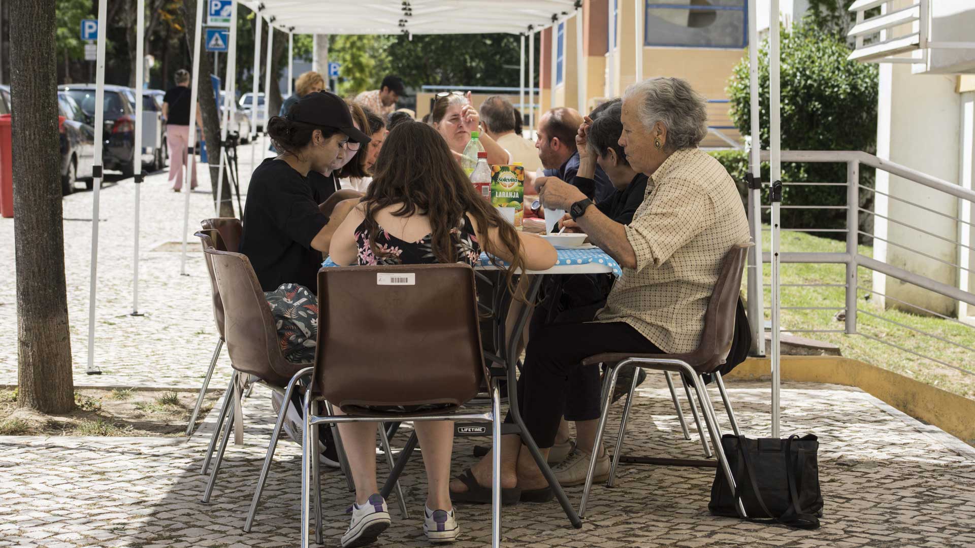 pessoas sentadas em esplanada