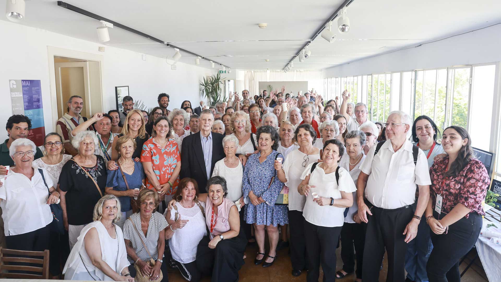 Centenas de pessoas sorriem e festejam