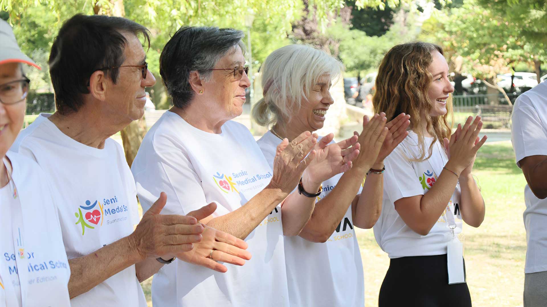 Pessoas pragticam exercicio ao ar livre