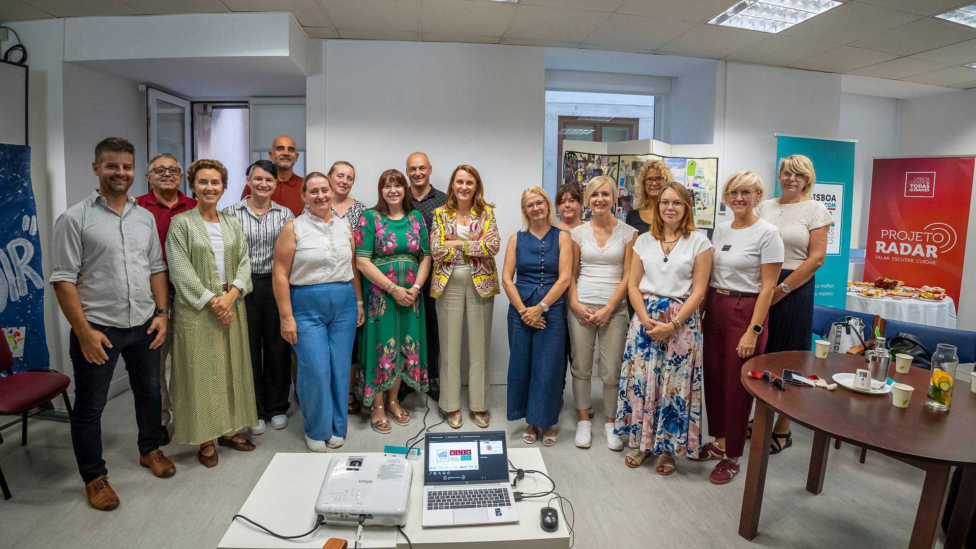 Membros da da Association of Centers of Social Work of Slovenia visitam CLIC Lx