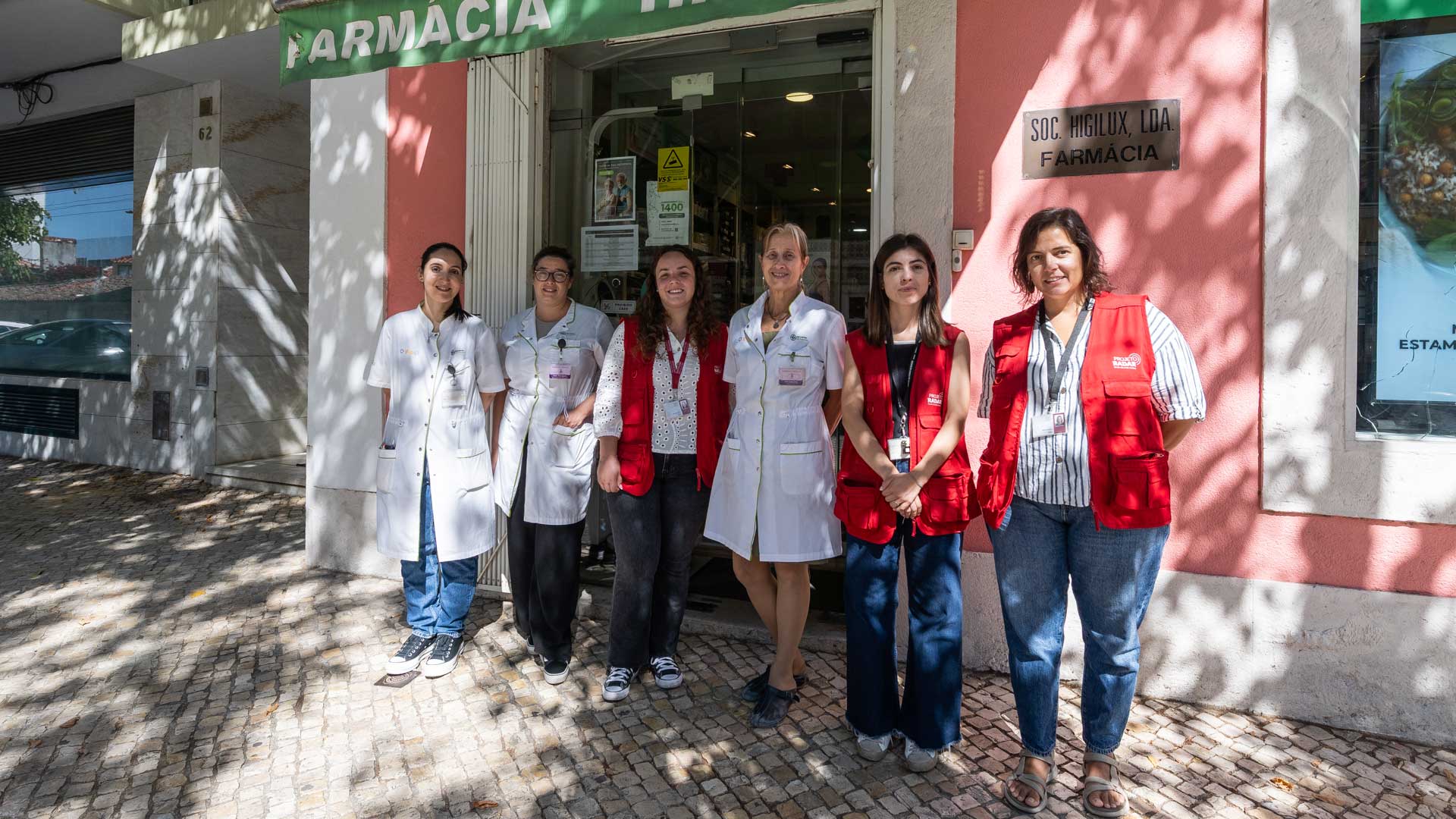 Voluntários do RADAR e staff da Farmácia Higilux
