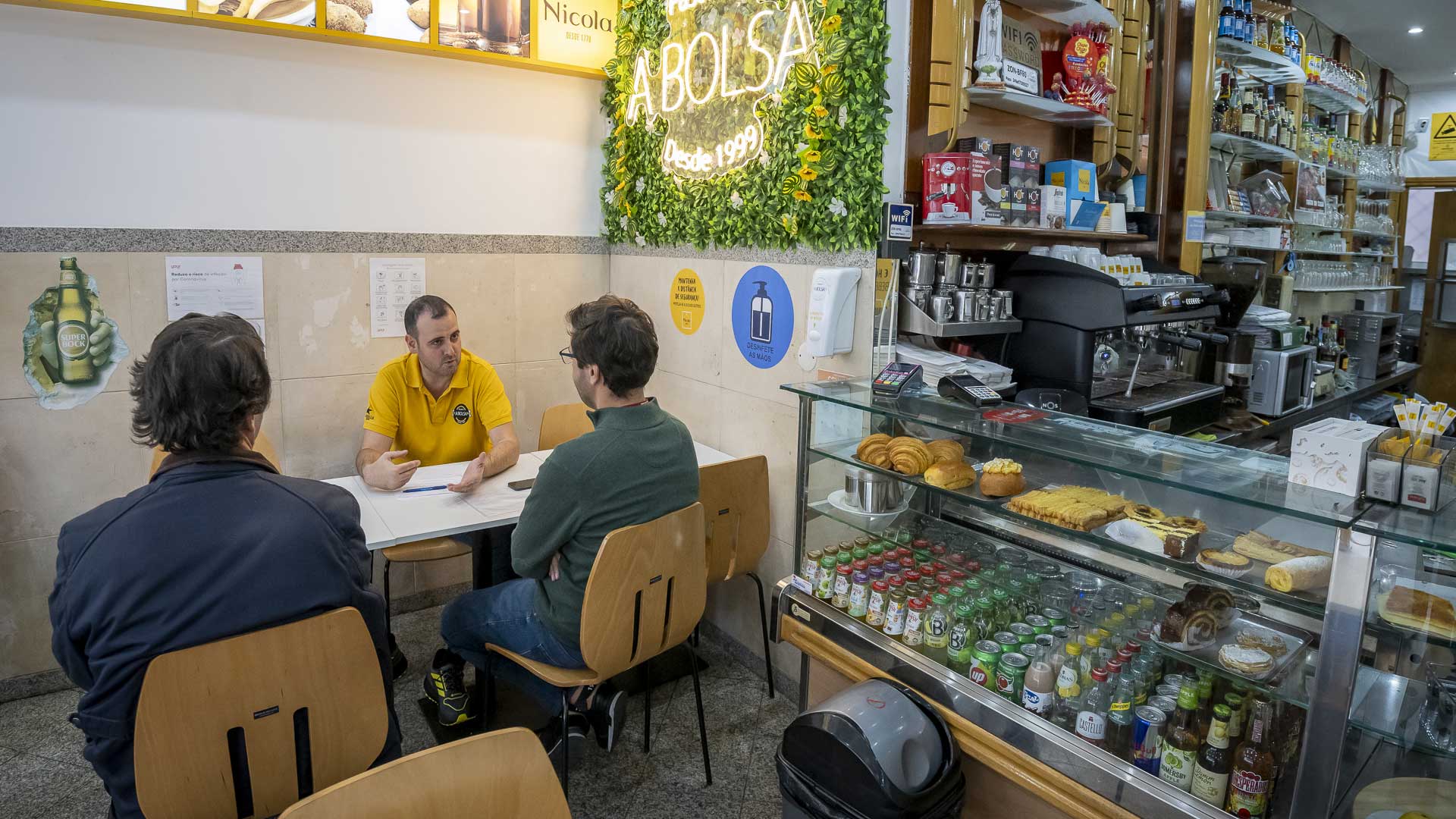 Fábio Rodrigues, dono da Pastelaria A Bolsa, a ser entrevistado