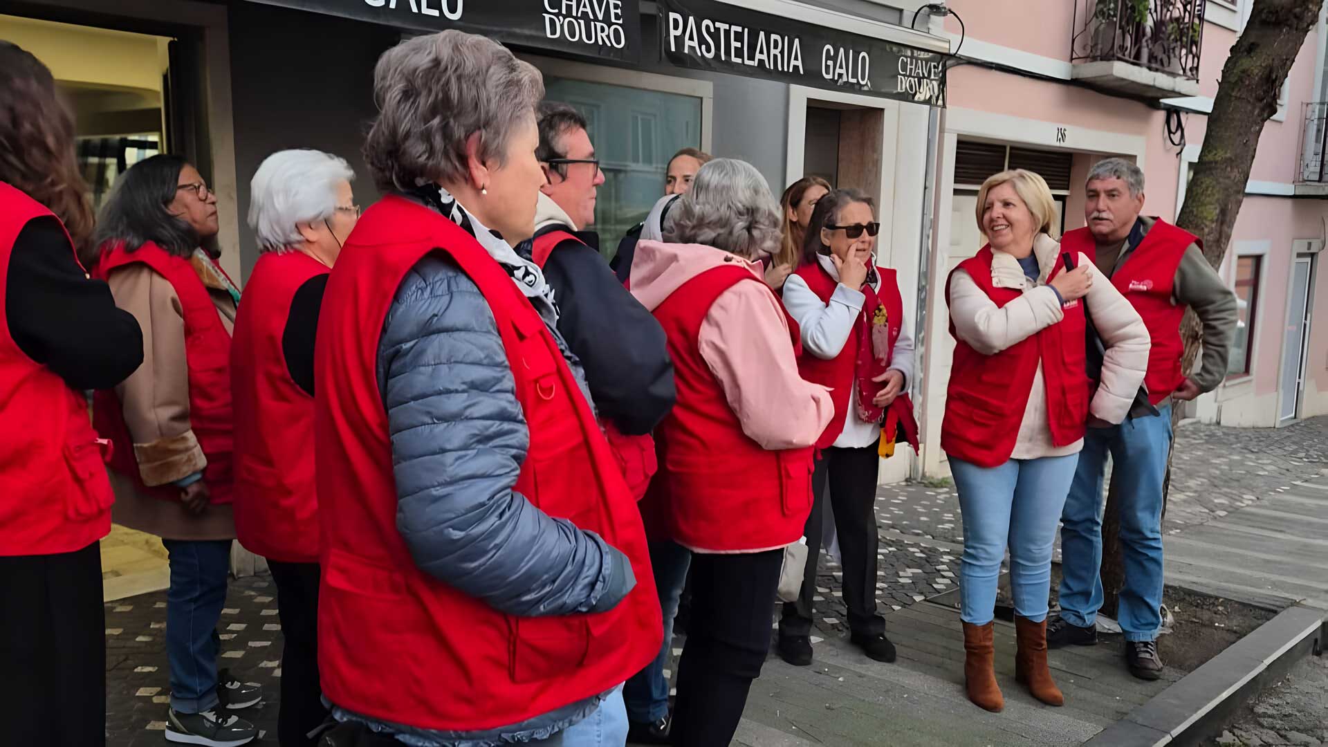 Grupo de seniores à porta de estabelecimento comercial