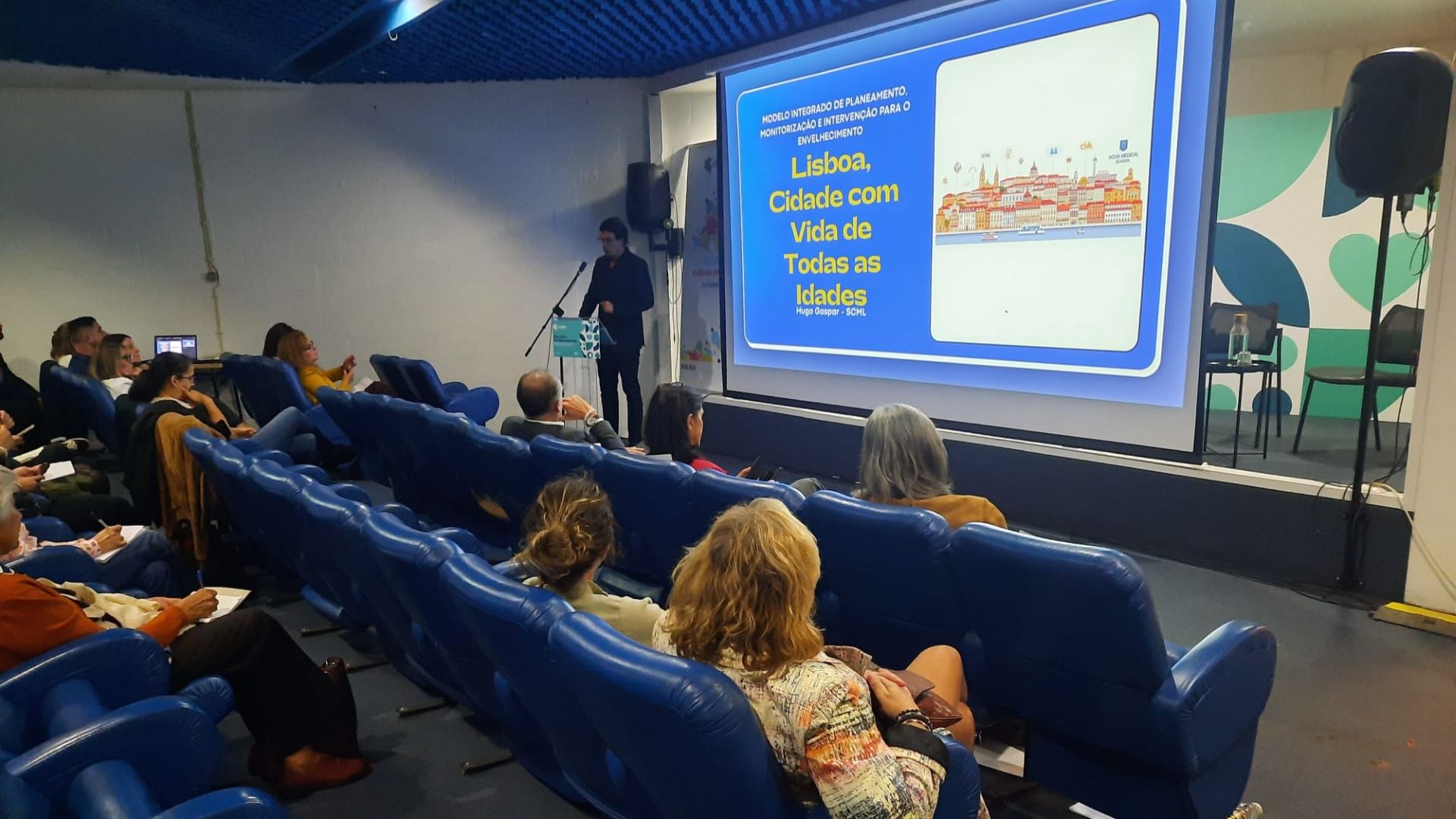 Pessoas sentadas em auditório
