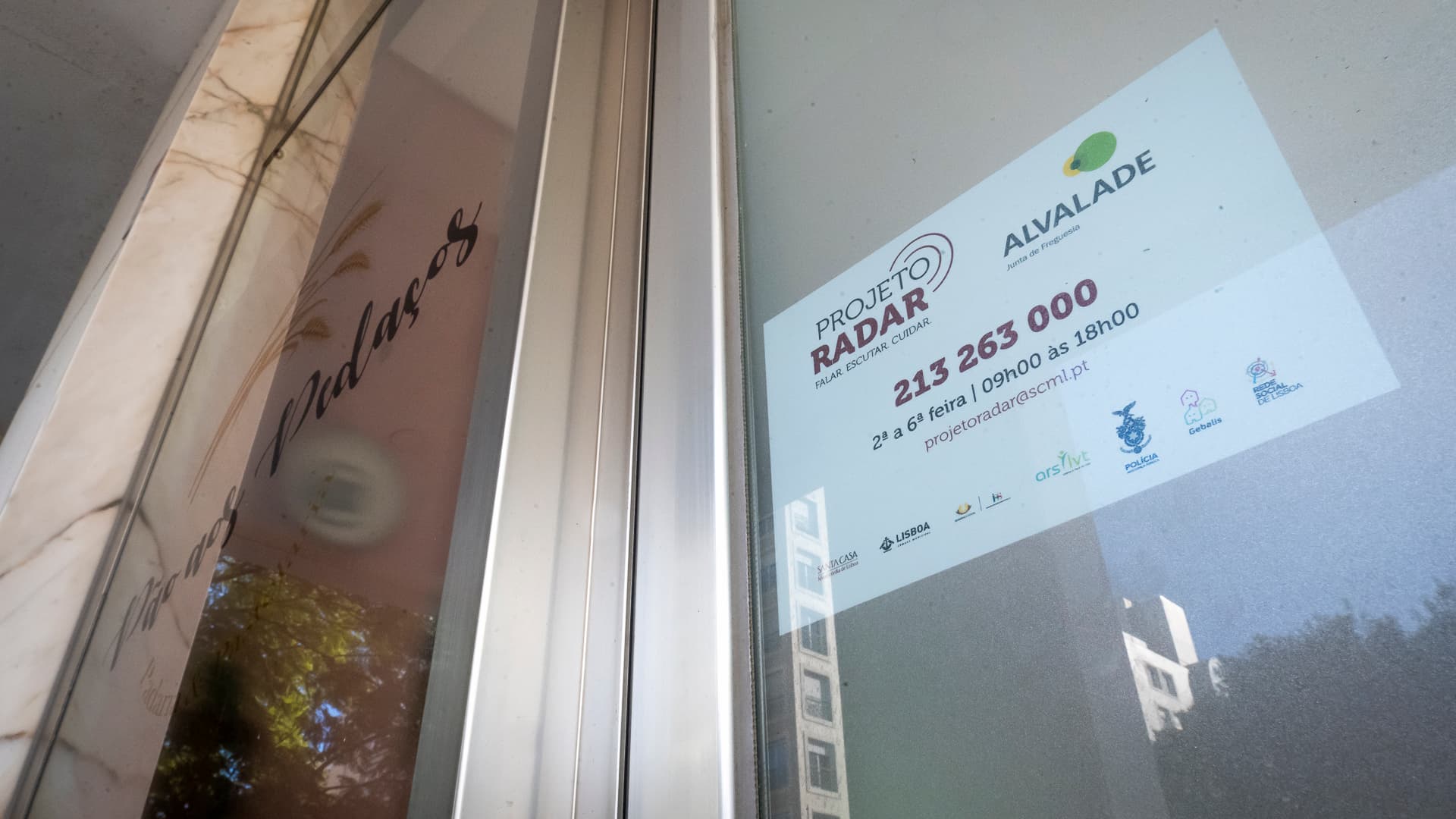 Porta do espaço com panfleto do RADAR