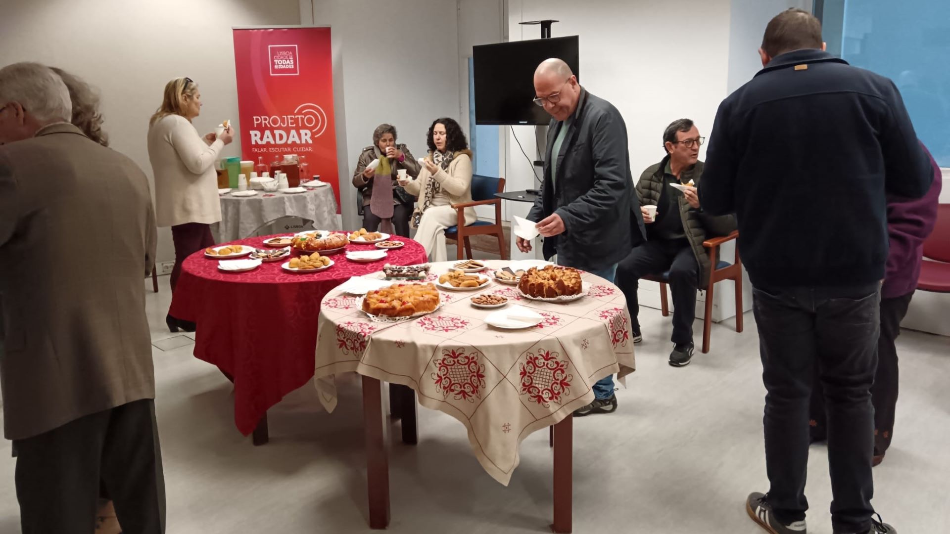 Cuidadores informais reunidos em sala do CLIC-Lx