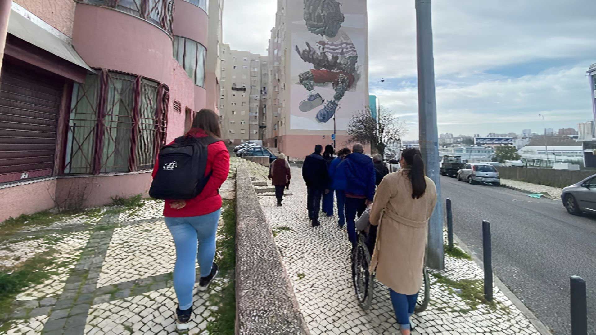 Pessoas a caminhar na rua