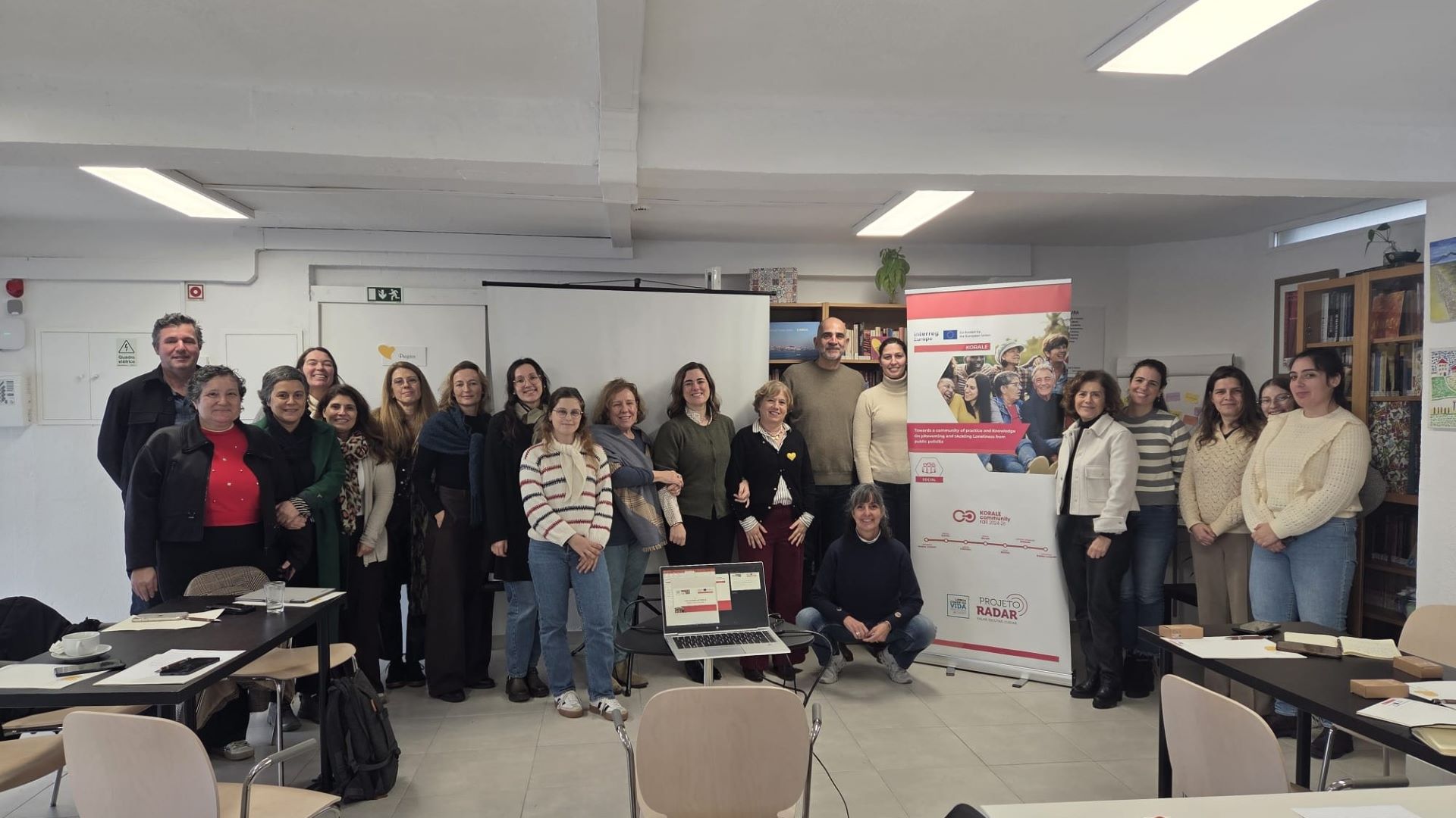 pessoas dentro de sala da clic-lx