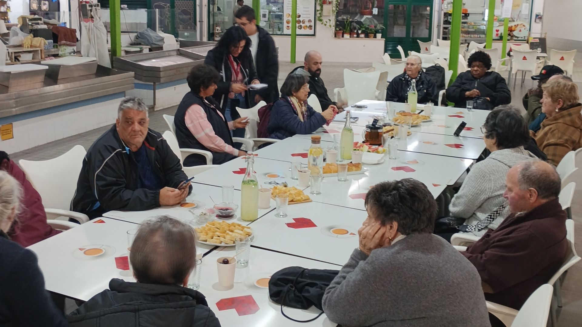pessoas maiores de 65 anos sentados à mesa a almoçar