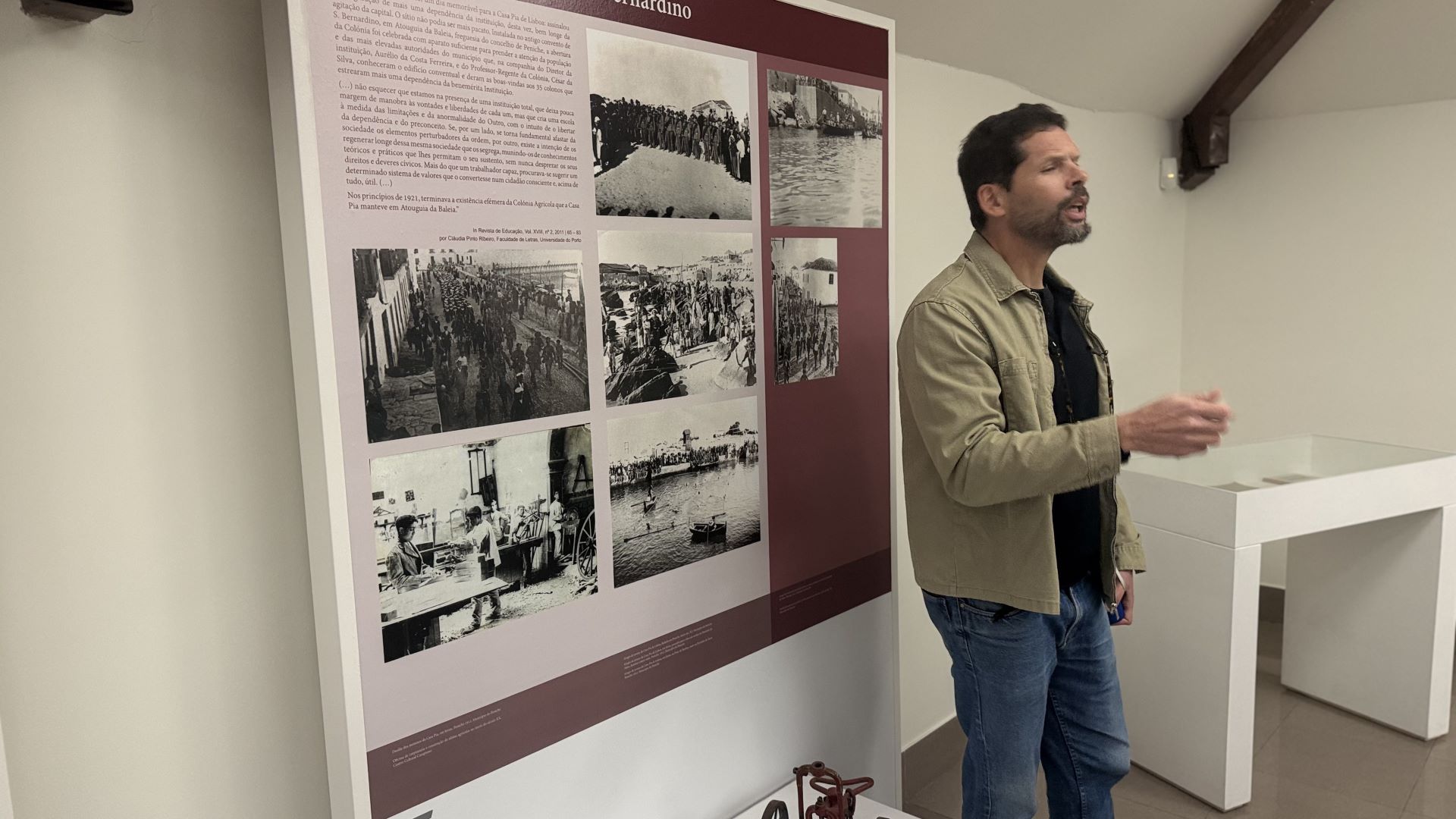 Guia em palestra a grupo de seniores no Centro Cultural Casapiano