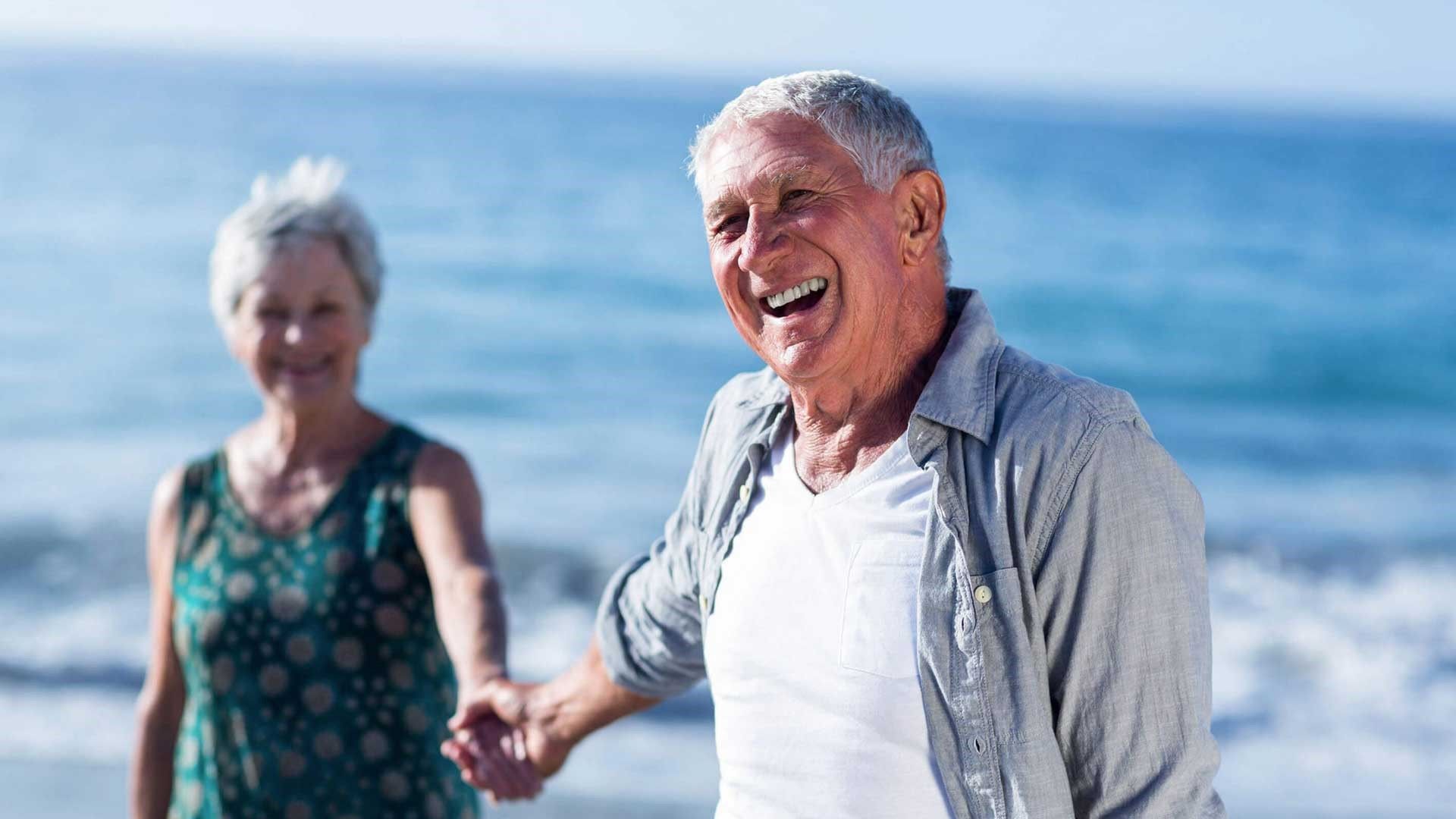 Casal de idosos à beira mar