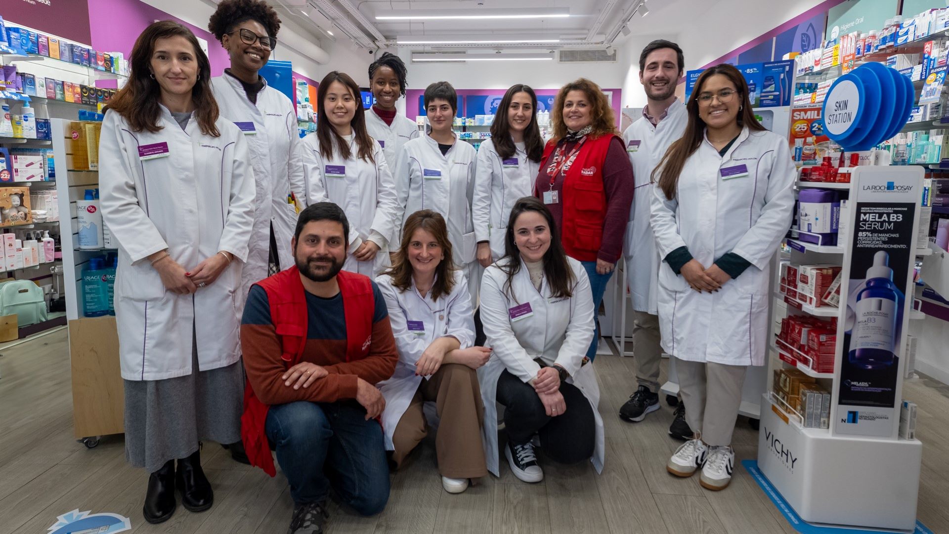 Sraff da Farmácia Holon e voluntários do RADAR