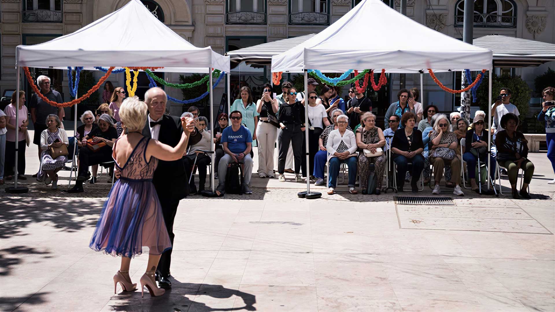 Participantes do arraial dançam animados