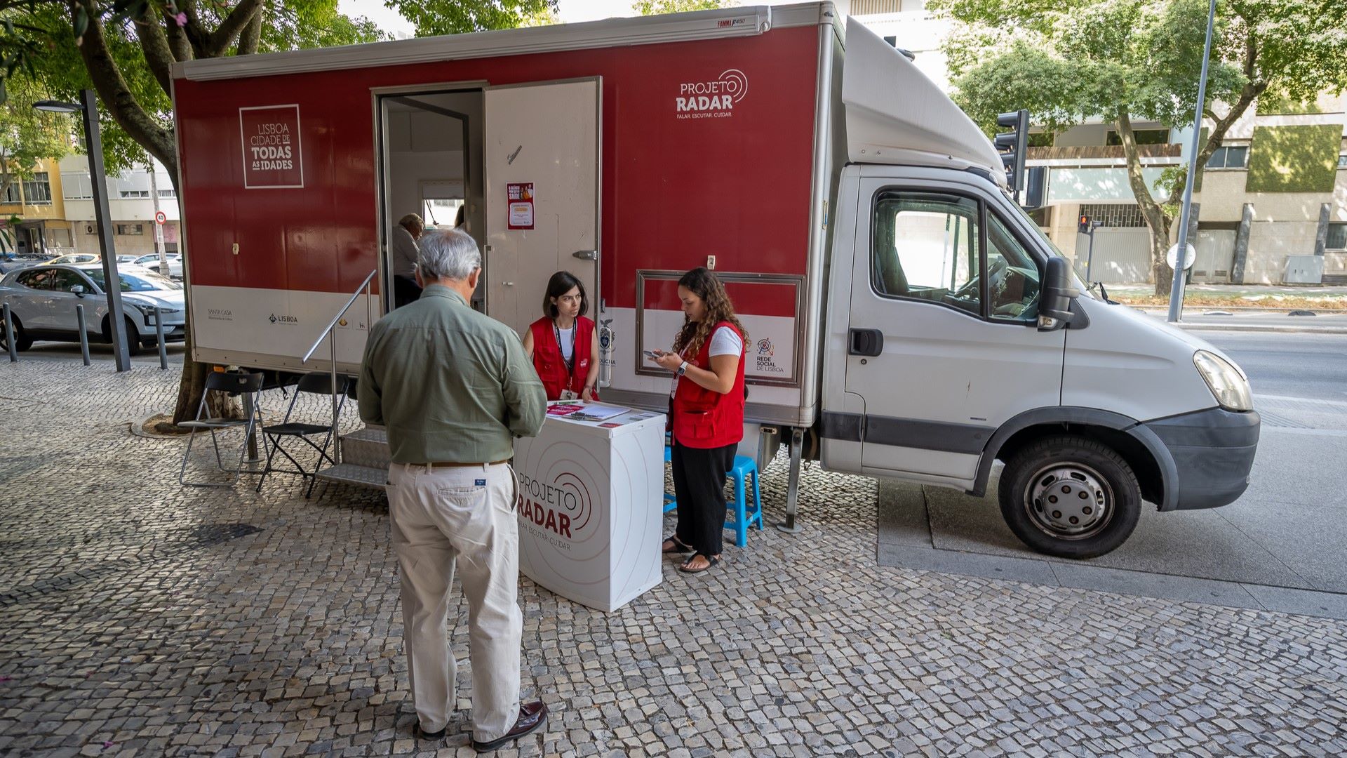 Voluntários do Radar junto a carrinha de apoio recebem população na rua
